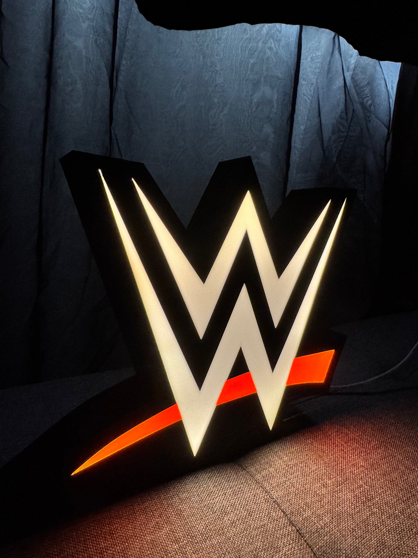 Lampe LED WWE logo fond noir