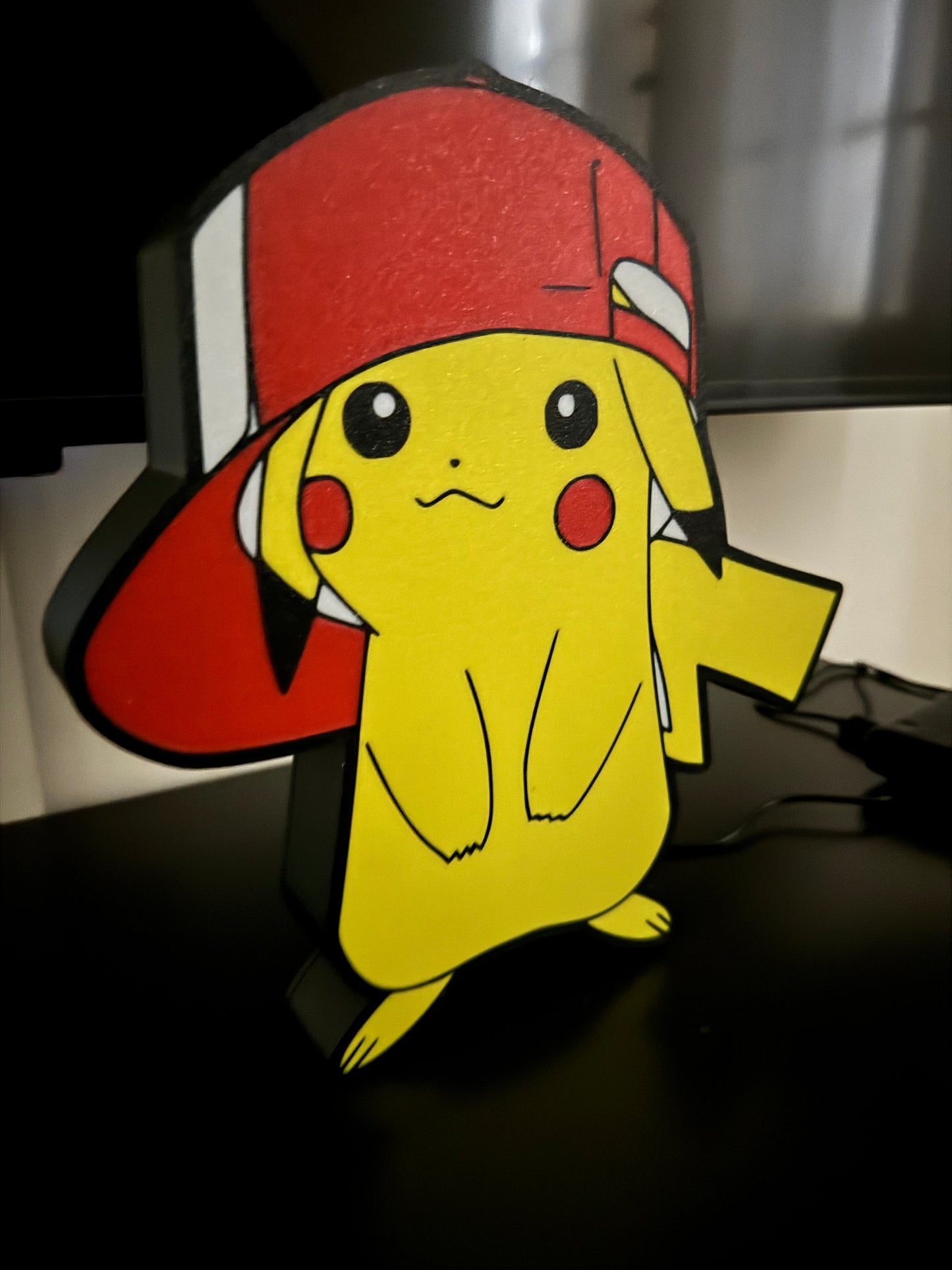 Pokémon-Mützenlampe – 3D-LED-Leuchtkasten | Schwarz-Rot-Weiß-Gelb-Design | USB