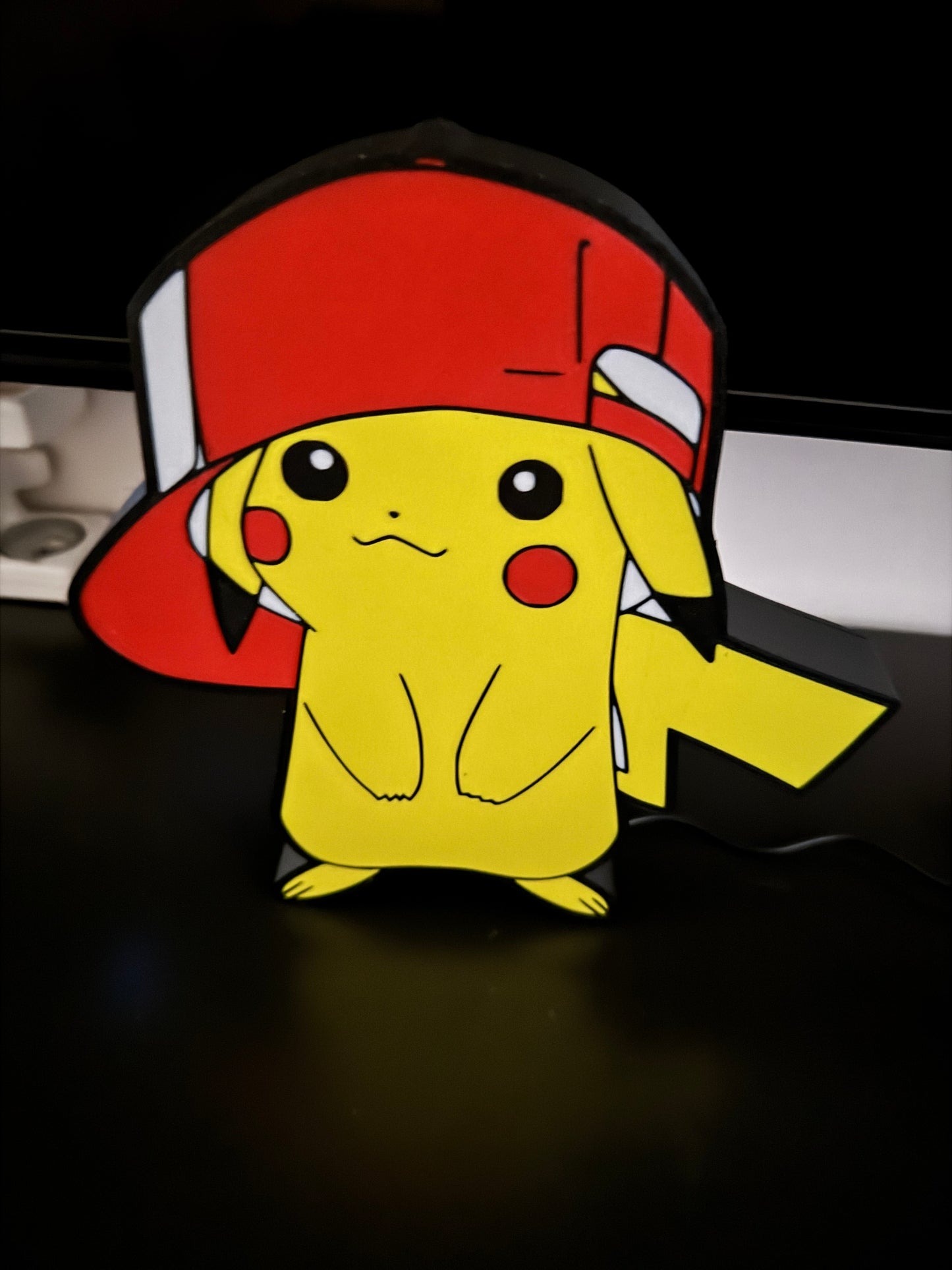 Pokémon-Mützenlampe – 3D-LED-Leuchtkasten | Schwarz-Rot-Weiß-Gelb-Design | USB