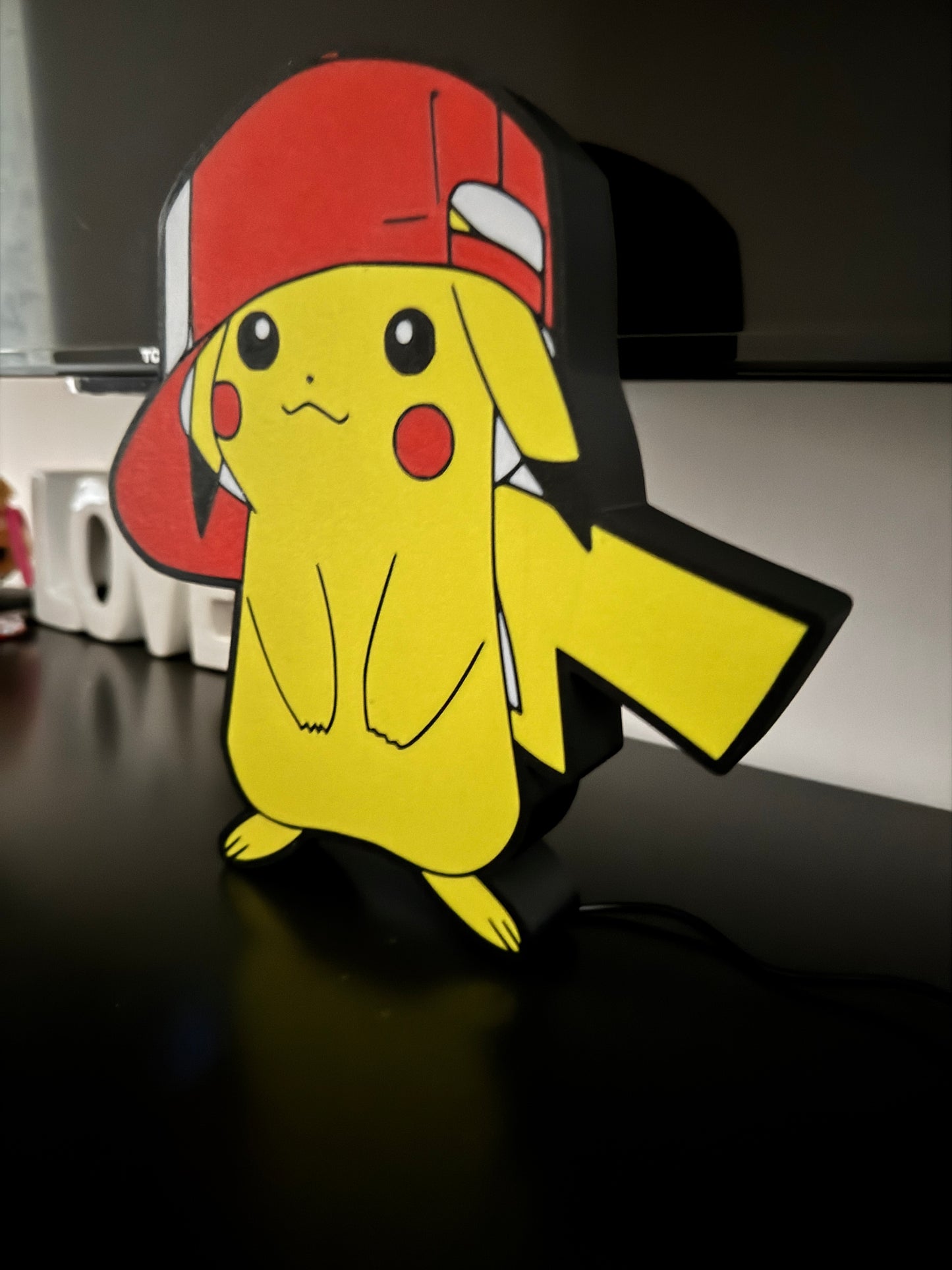Pokémon-Mützenlampe – 3D-LED-Leuchtkasten | Schwarz-Rot-Weiß-Gelb-Design | USB