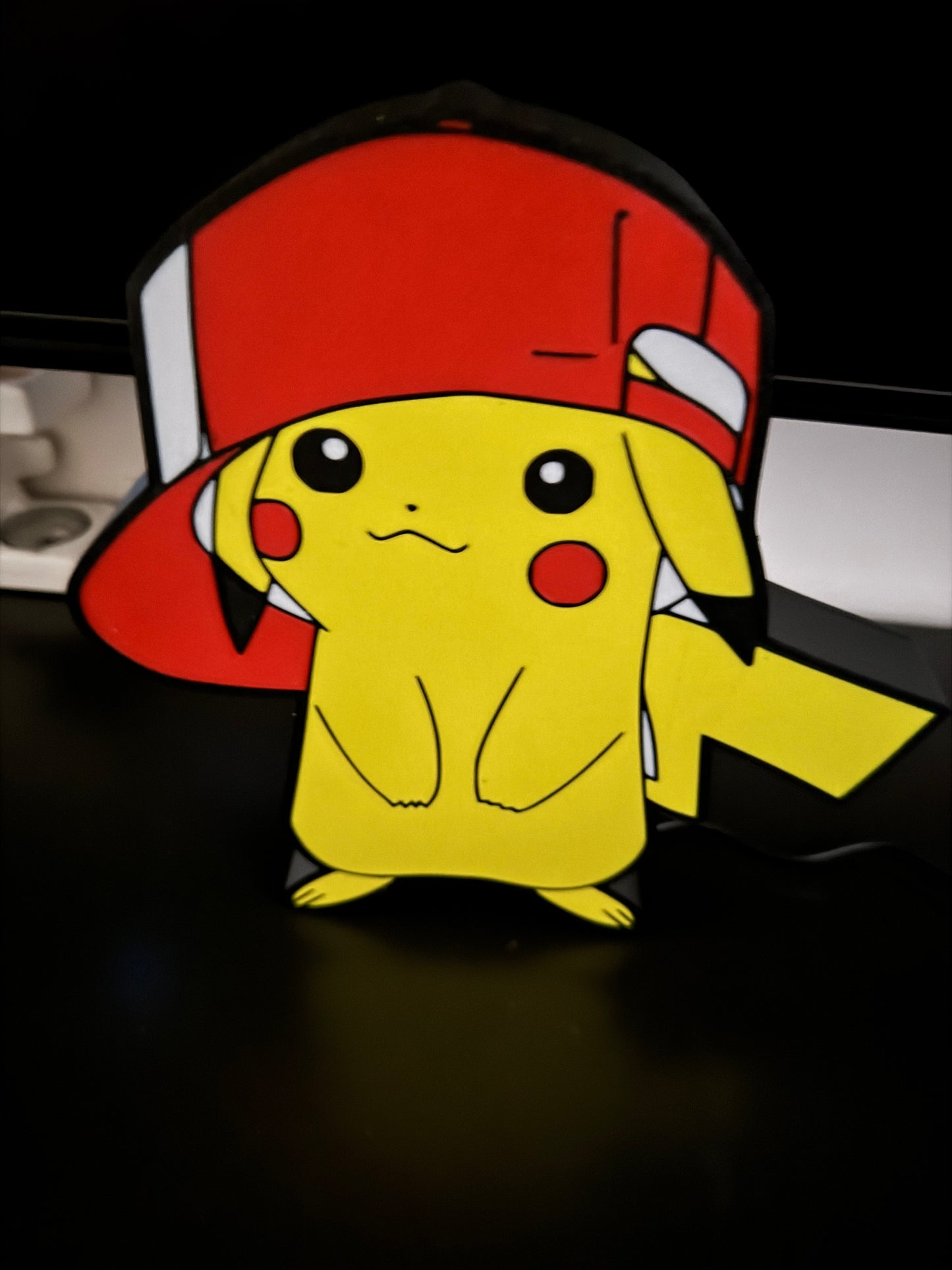 Pokémon-Mützenlampe – 3D-LED-Leuchtkasten | Schwarz-Rot-Weiß-Gelb-Design | USB