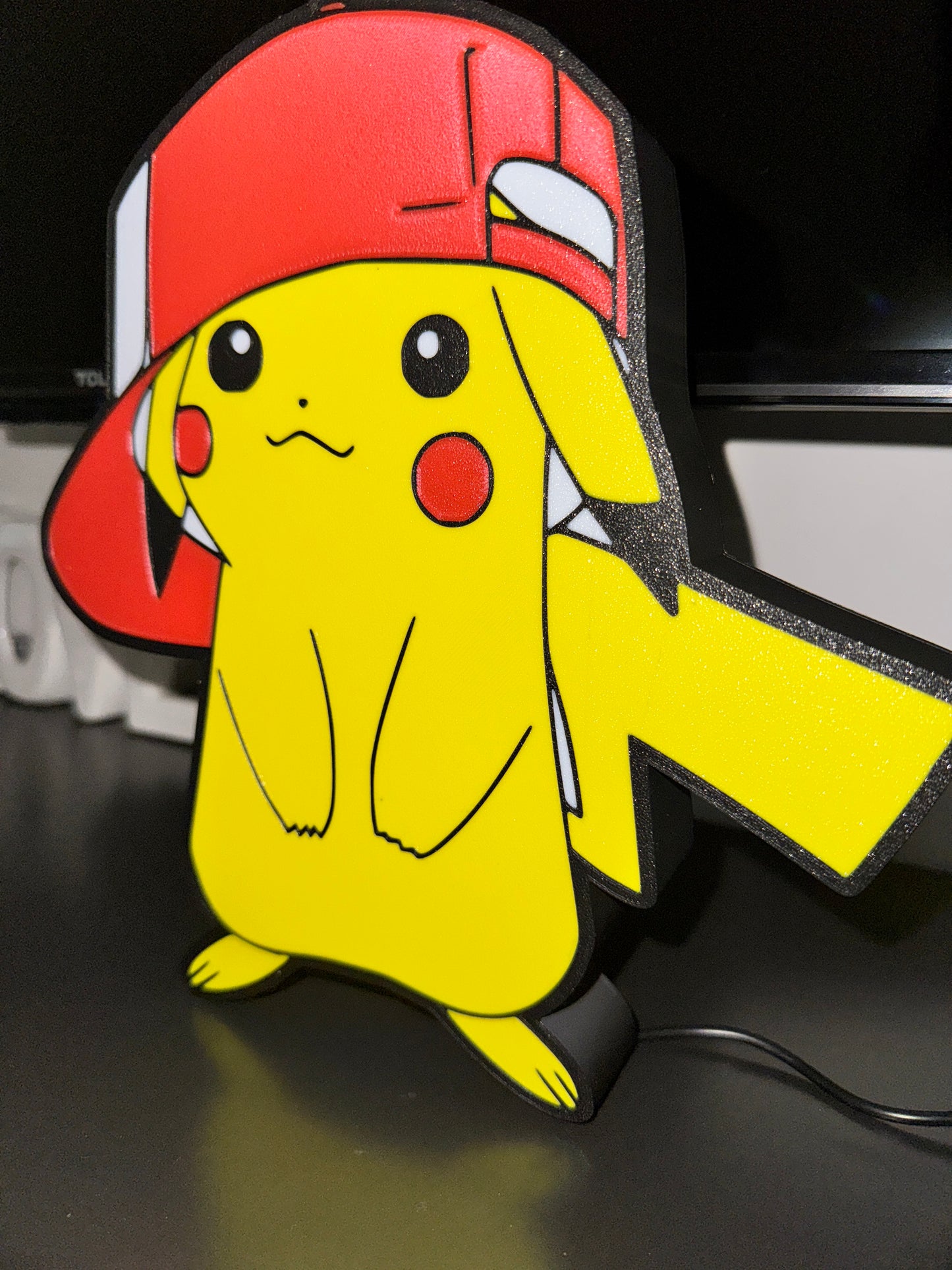 Pokémon-Mützenlampe – 3D-LED-Leuchtkasten | Schwarz-Rot-Weiß-Gelb-Design | USB