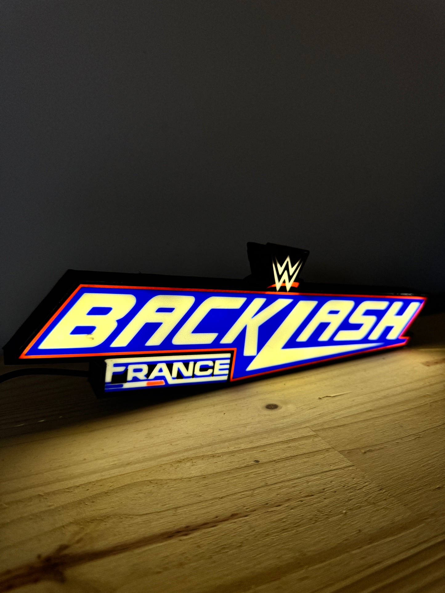 Lampe WWE Backlash France - Édition Limitée | LED USB | Design Bleu Blanc Rouge