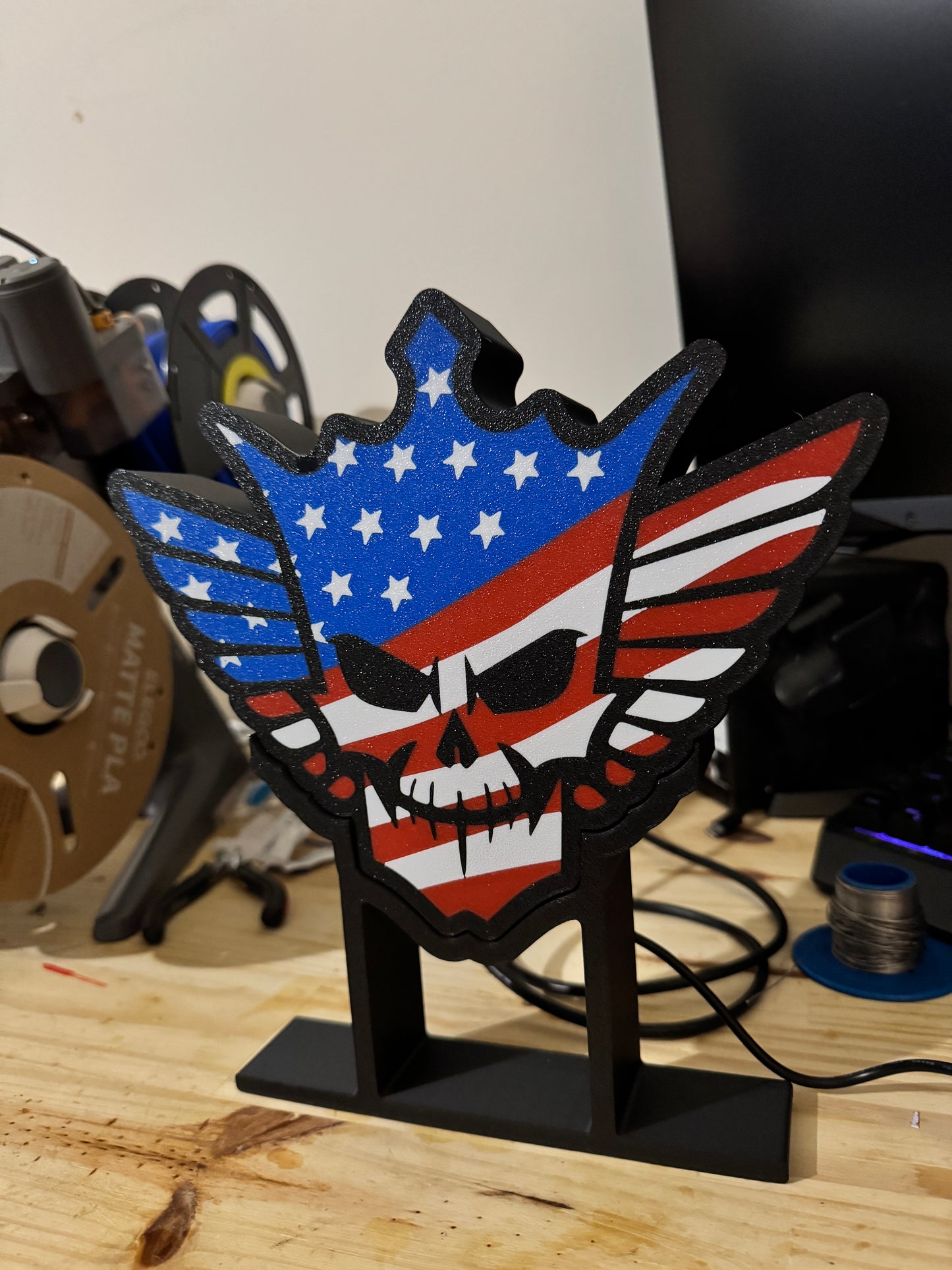 Lampe Cody Rhodes sur Pied - Lightbox 3D LED | Design Noir, Bleu, Blanc & Rouge | USB