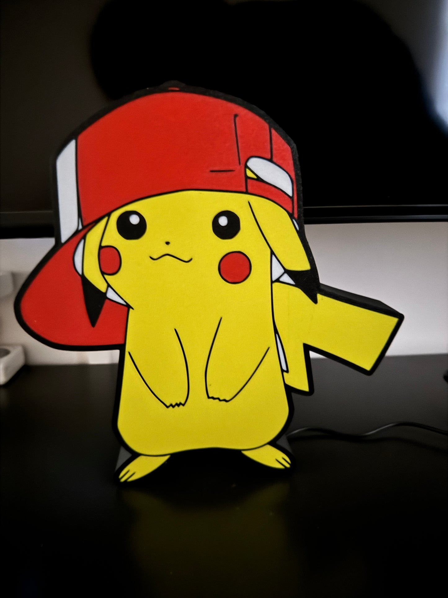 Pokémon-Mützenlampe – 3D-LED-Leuchtkasten | Schwarz-Rot-Weiß-Gelb-Design | USB