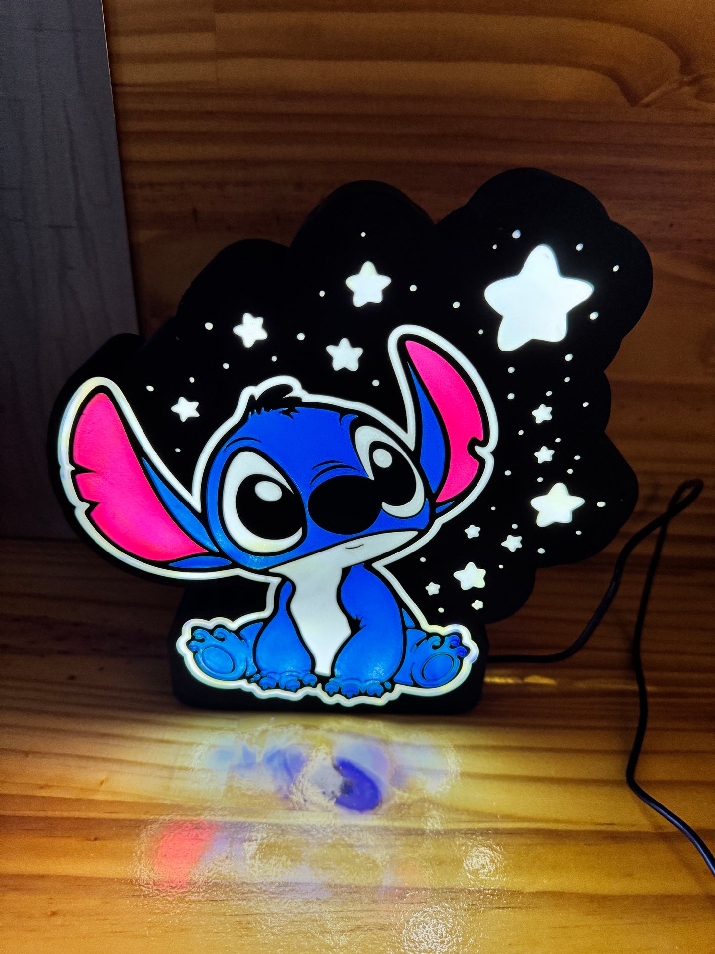 Lampe Stitch bleu rose et fond noir