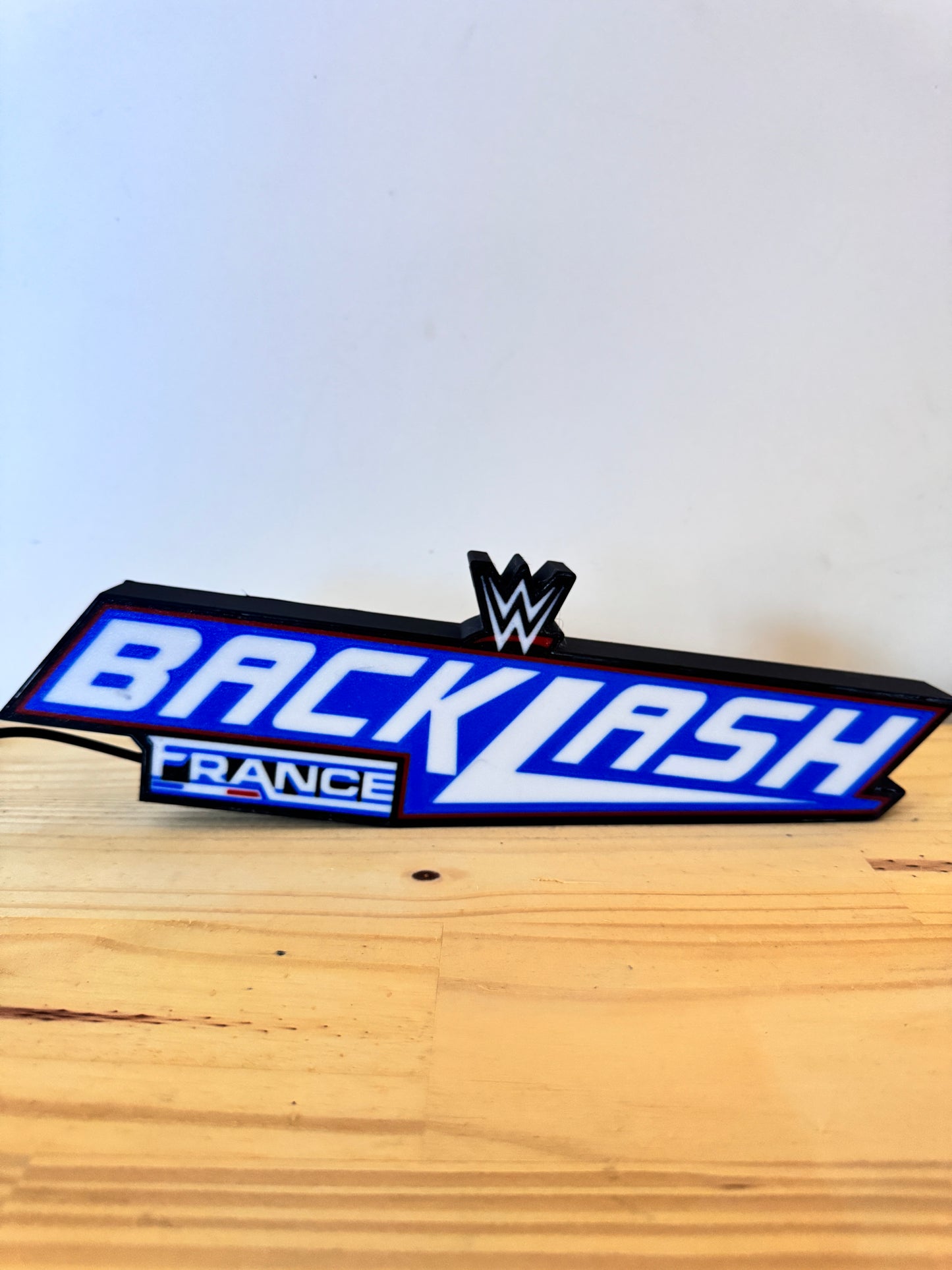 Lampe WWE Backlash France - Édition Limitée | LED USB | Design Bleu Blanc Rouge