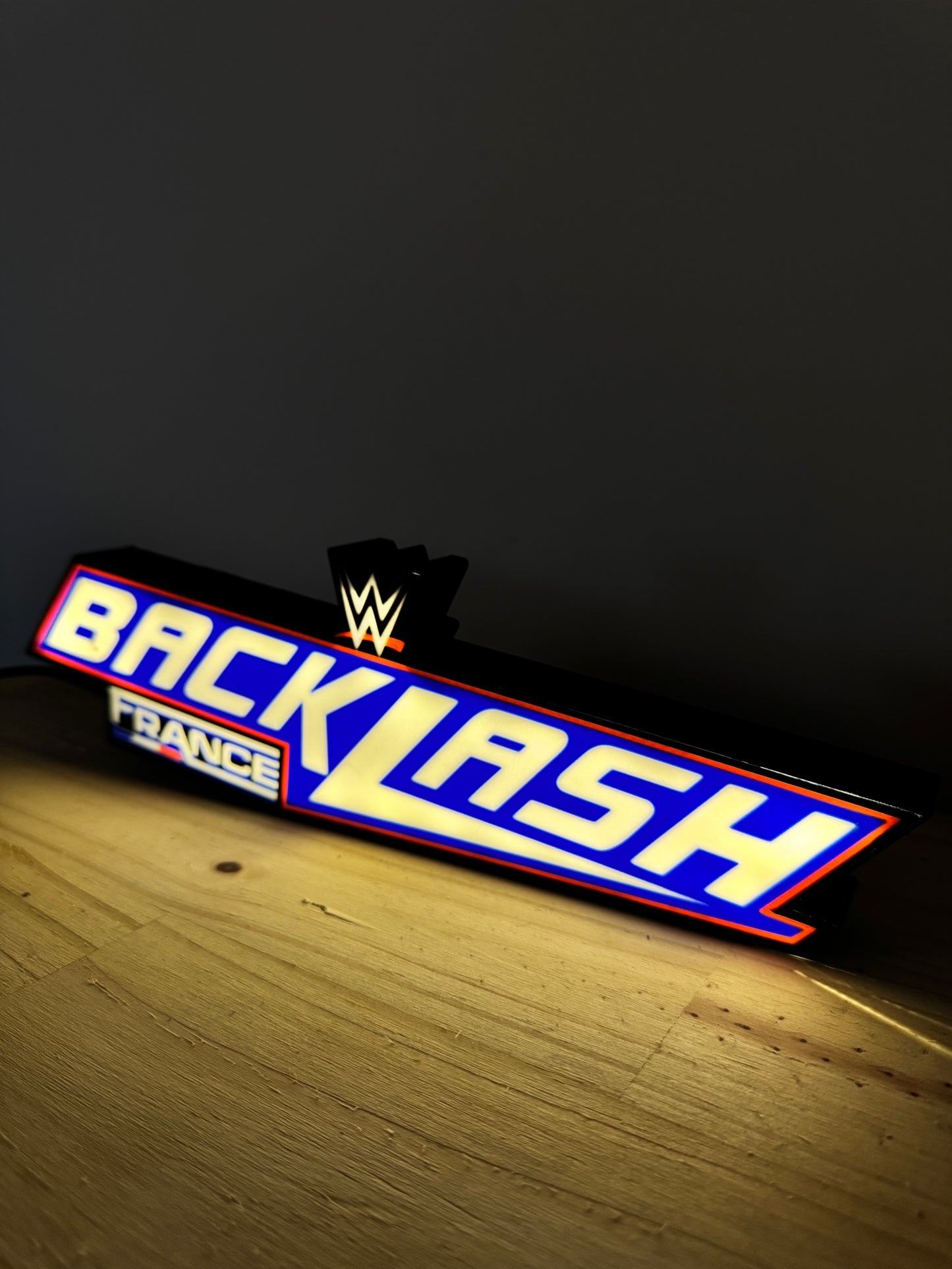 Lampe WWE Backlash France - Édition Limitée | LED USB | Design Bleu Blanc Rouge