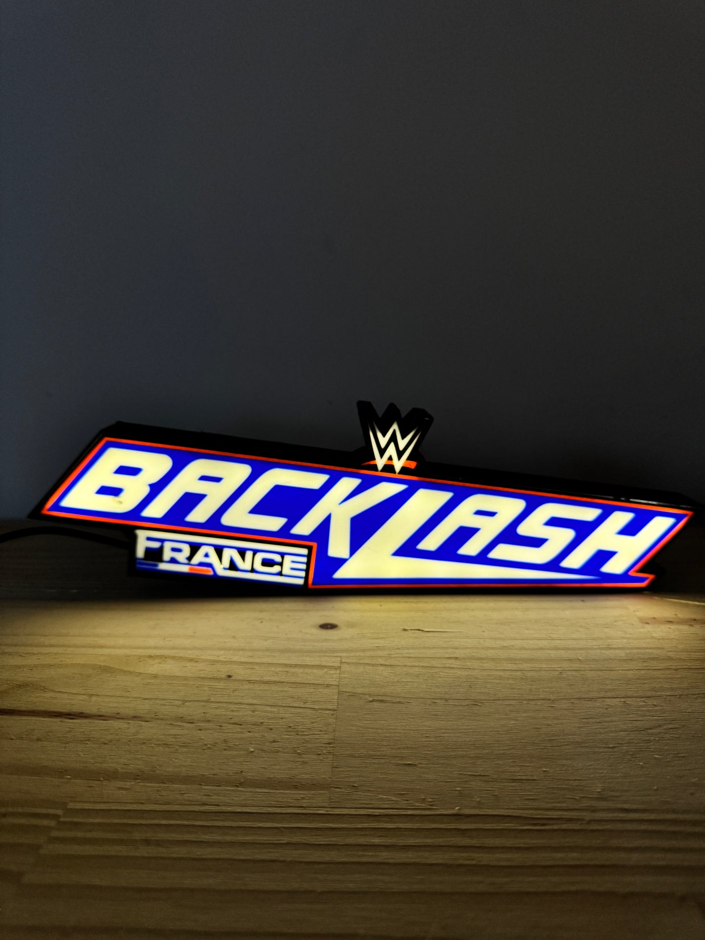 Lampe WWE Backlash France - Édition Limitée | LED USB | Design Bleu Blanc Rouge
