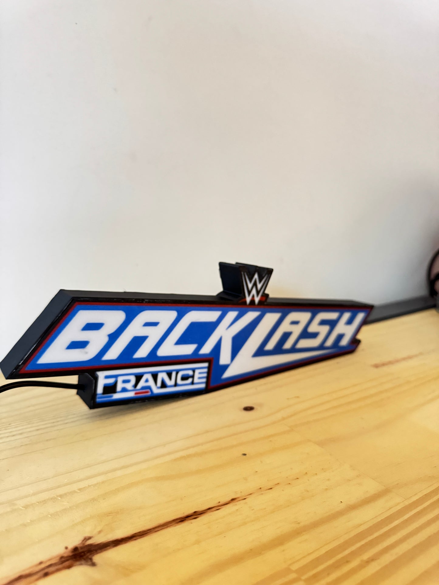 Lampe WWE Backlash France - Édition Limitée | LED USB | Design Bleu Blanc Rouge