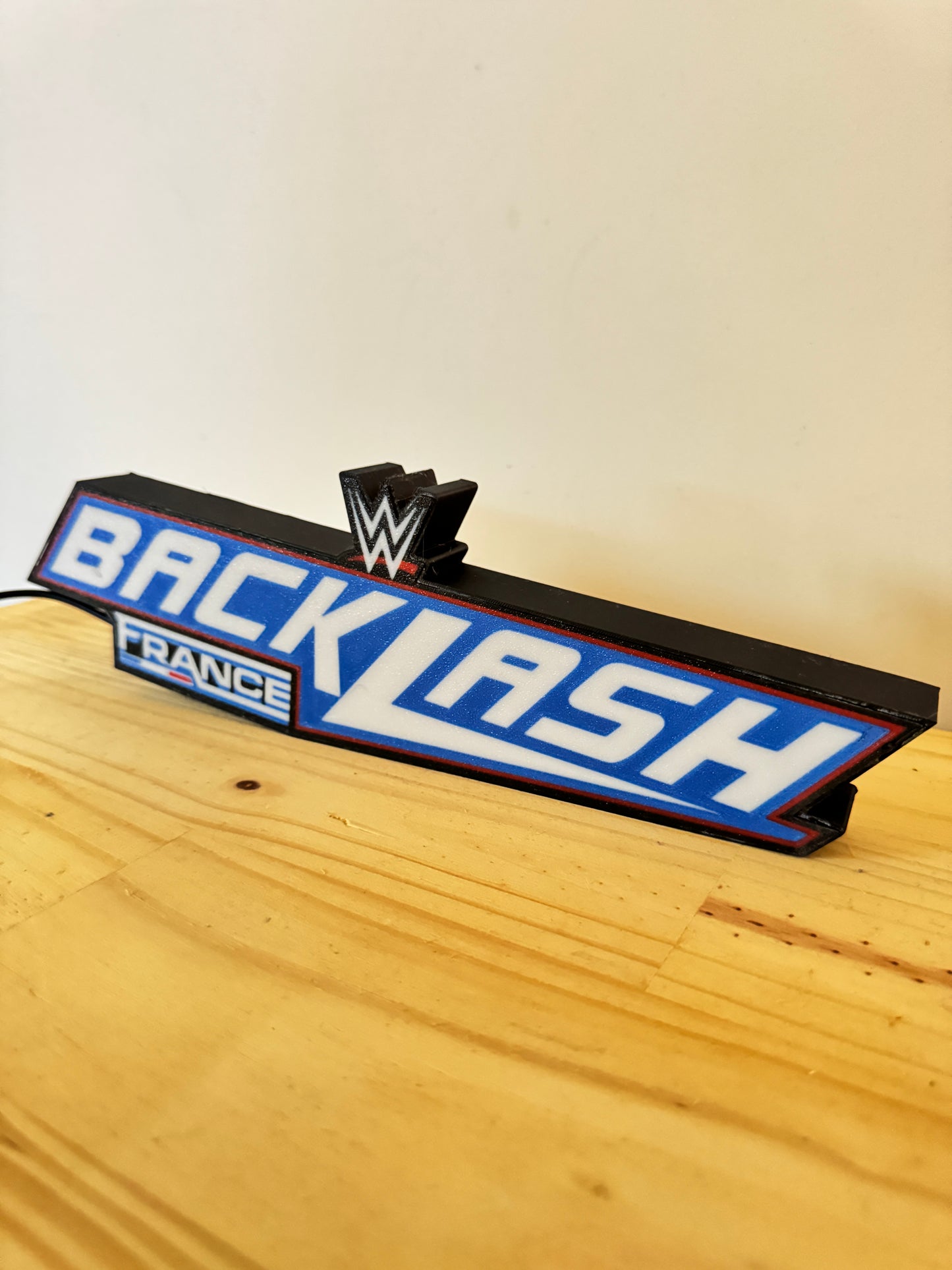 Lampe WWE Backlash France - Édition Limitée | LED USB | Design Bleu Blanc Rouge