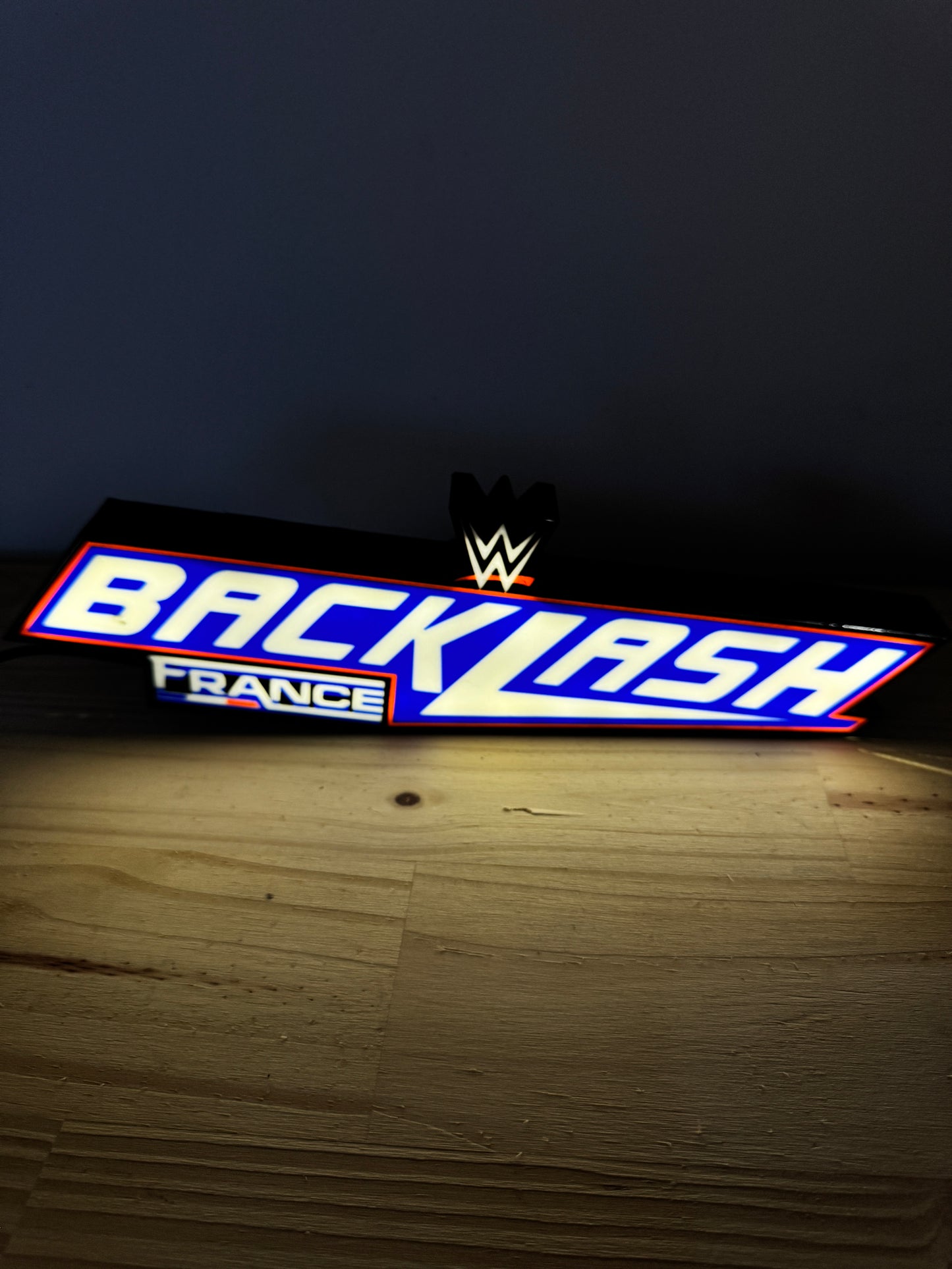 Lampe WWE Backlash France - Édition Limitée | LED USB | Design Bleu Blanc Rouge