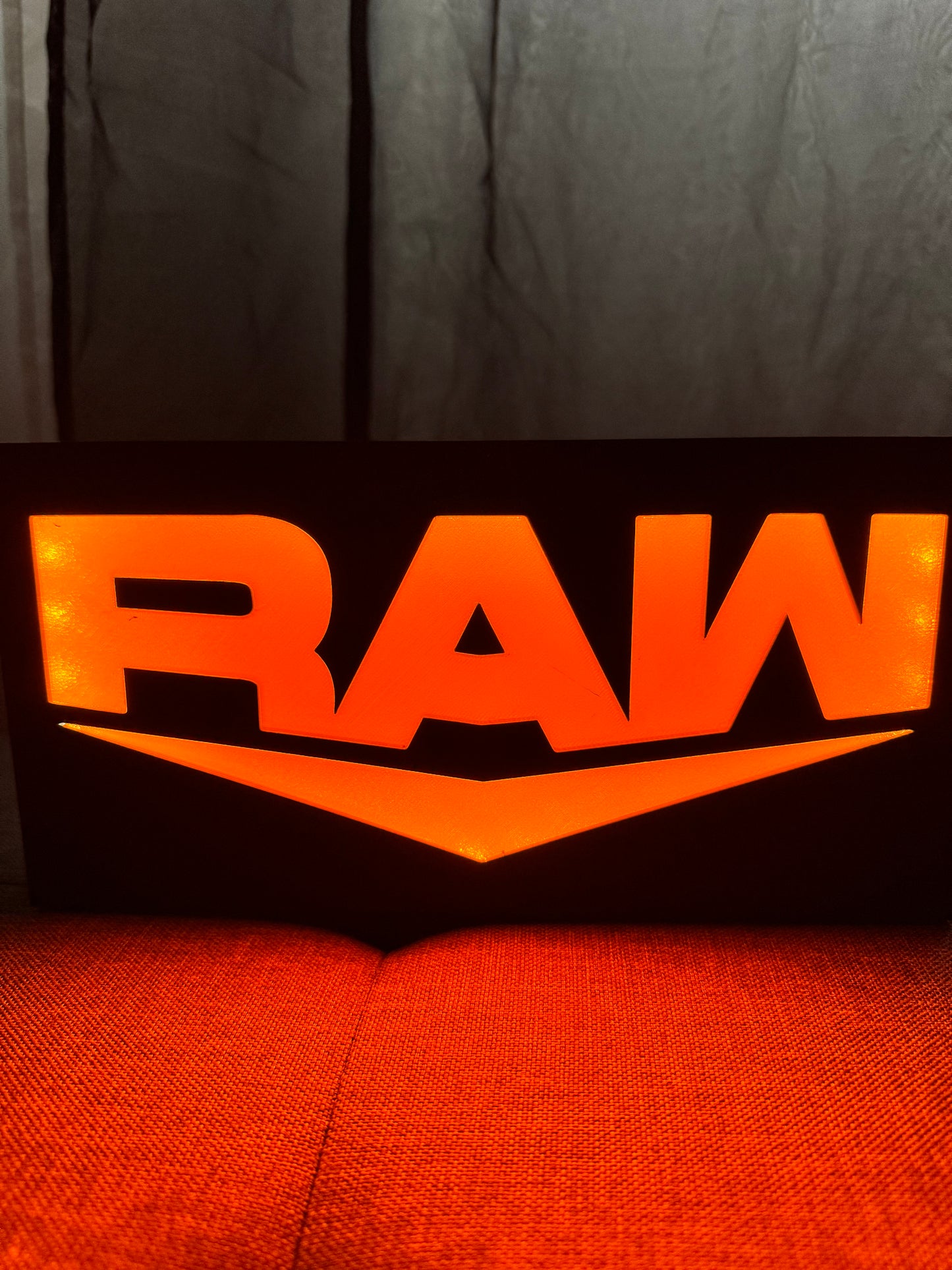 Lampe LED WWE RAW fond noir