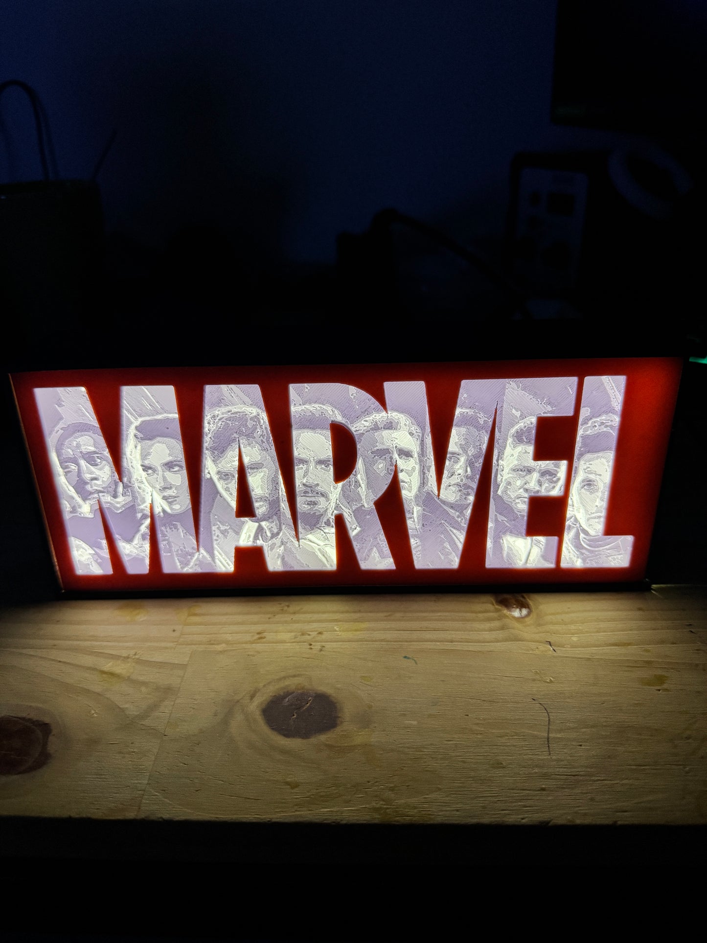 éclairage décoratif rouge style Marvel