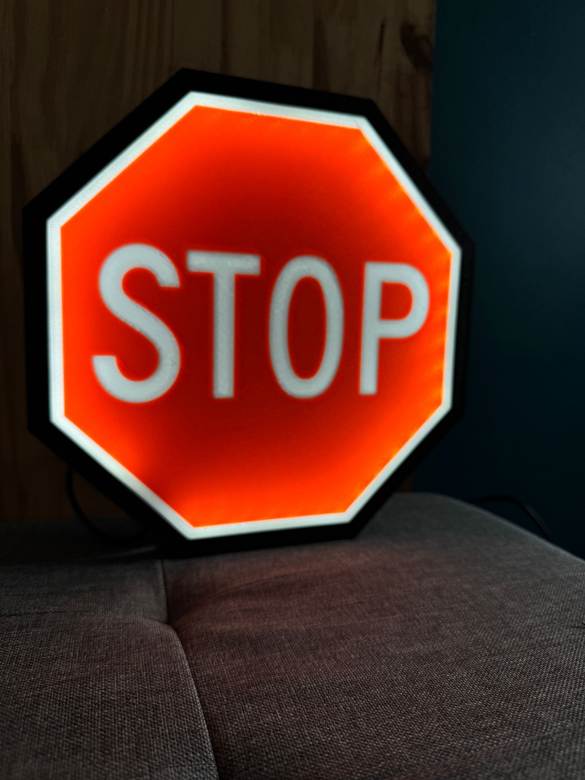 Lampe LED STOP fond noir
