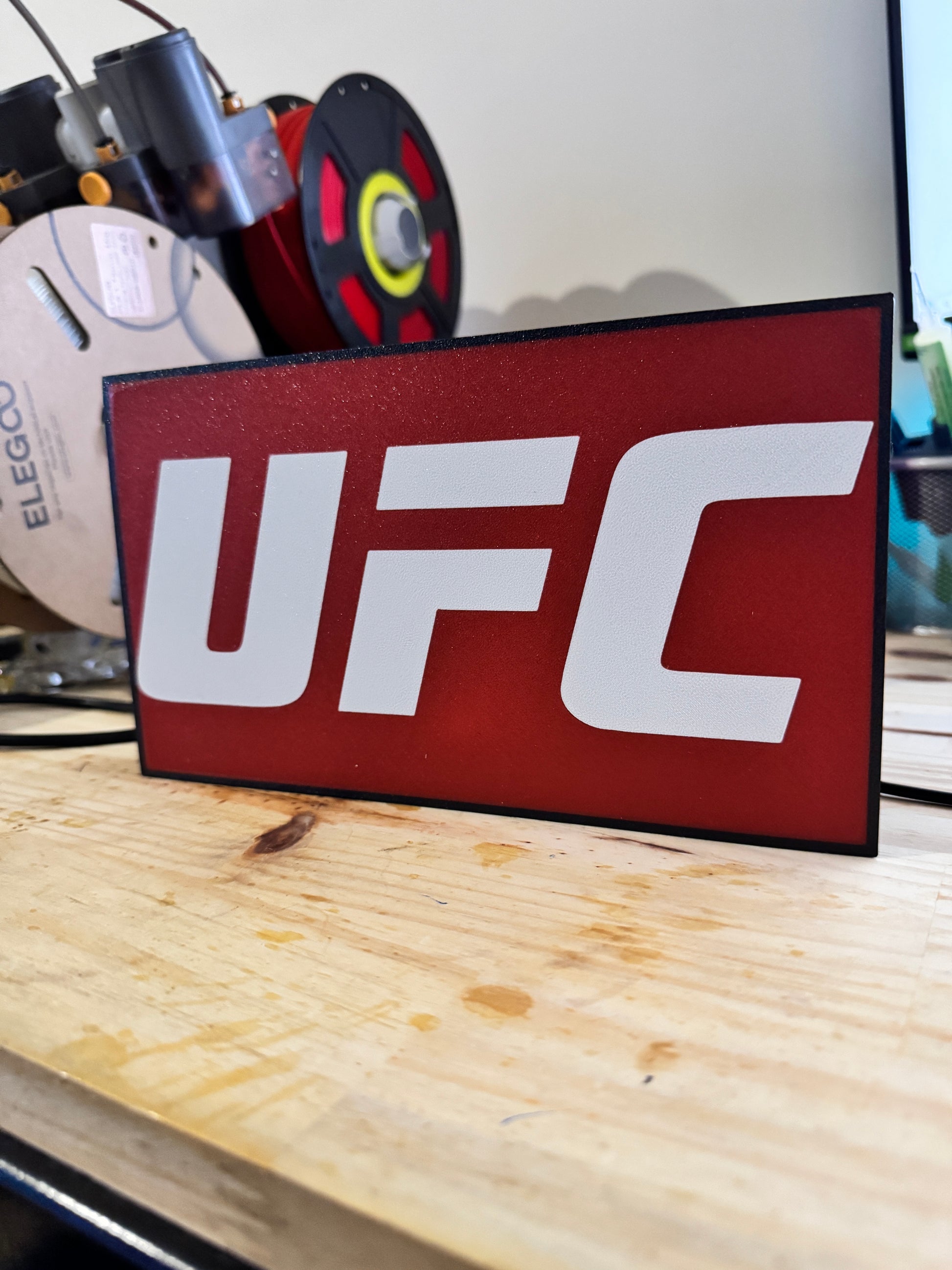 Lampe LED UFC fond noir
