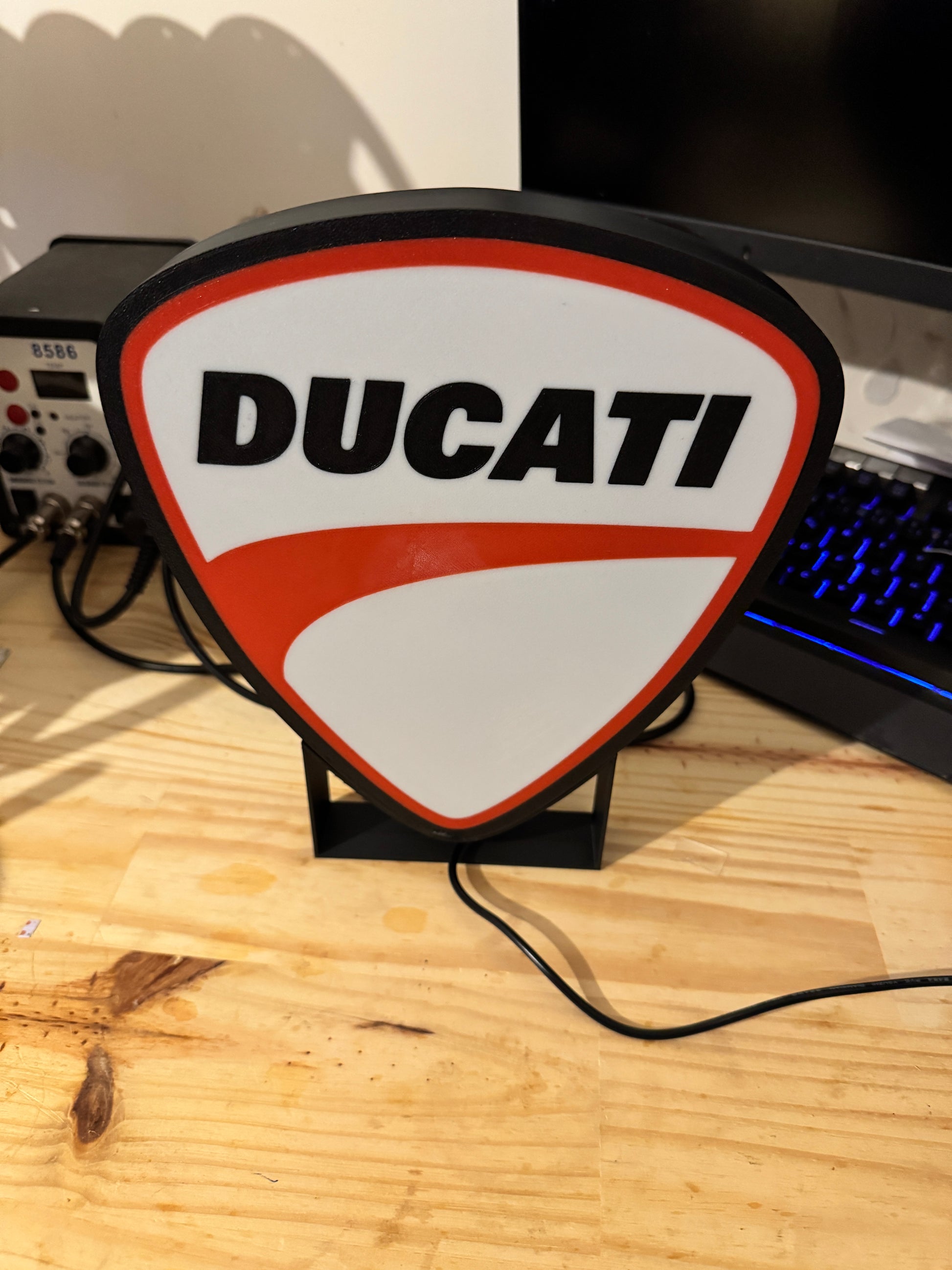 Lampe LED Ducati fond noir
