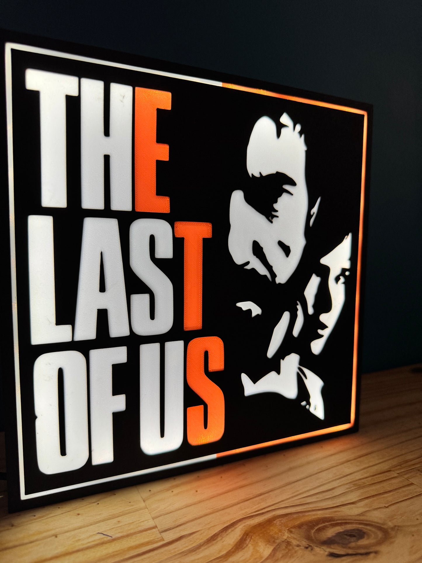 Lampe LED The Last of Us fond noir

