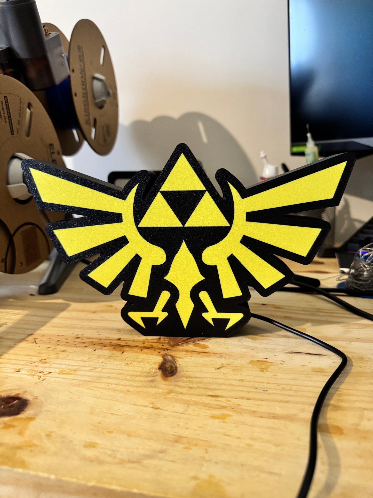 Lampe LED Zelda Triforce fond noir
