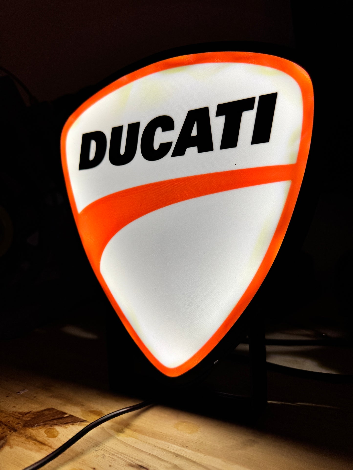 Logo Ducati texte noir bordé rouge
