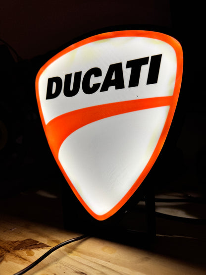 Logo Ducati texte noir bordé rouge
