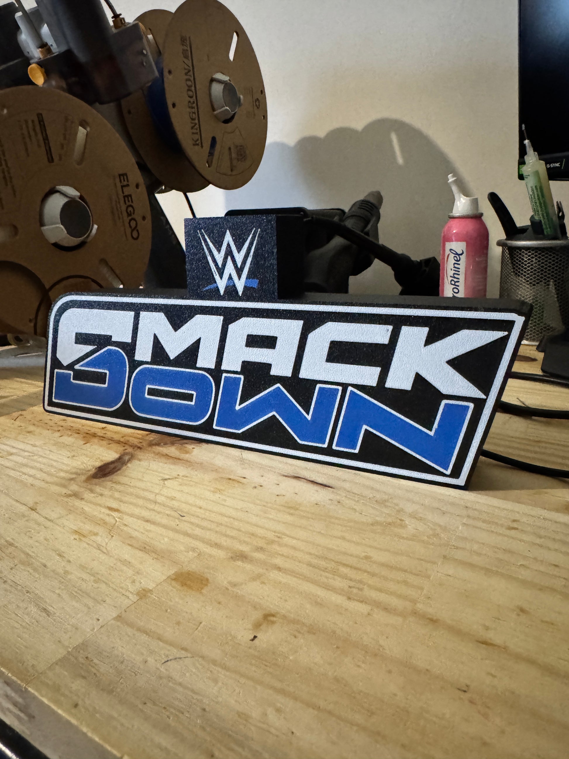 Lightbox 3D avec logo SmackDown, design dynamique, câble USB inclus.