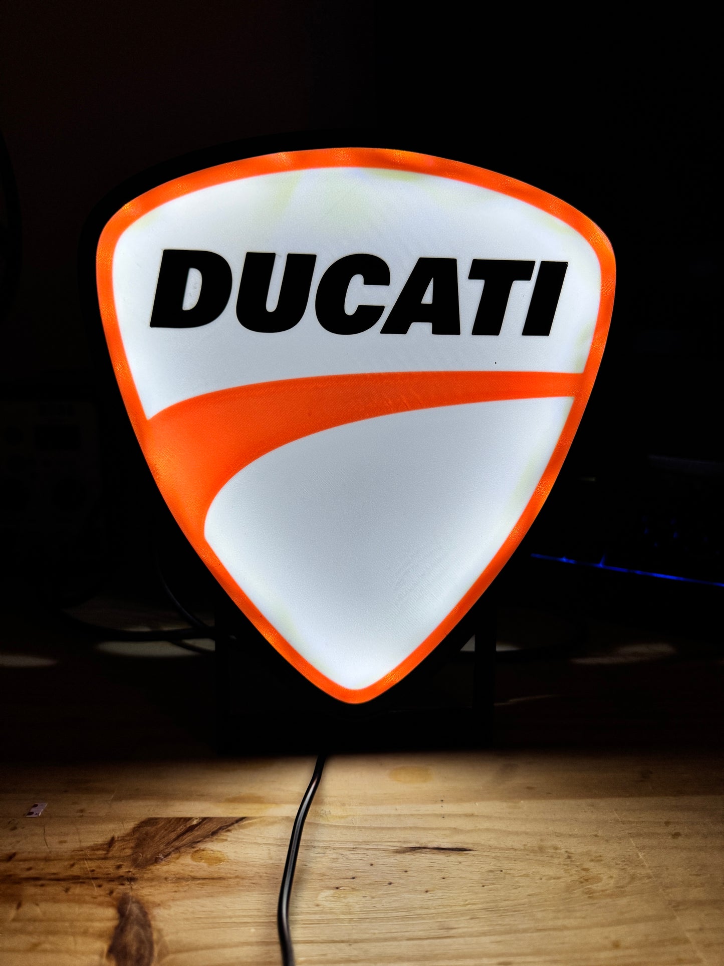 Texte Ducati noir sur fond noir
