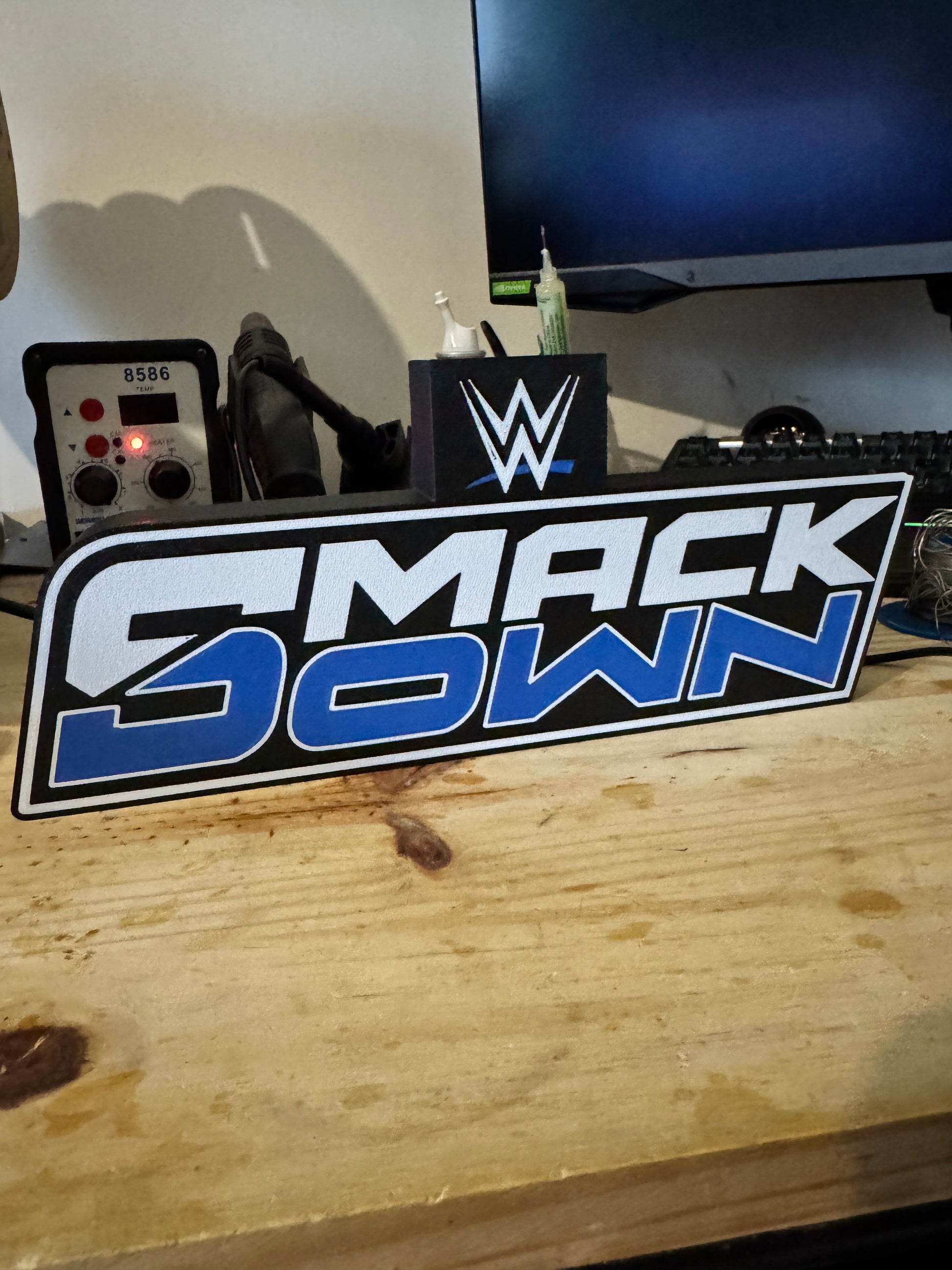Lampe LED USB thème catch WWE, idéale pour chambre ou coin gaming.