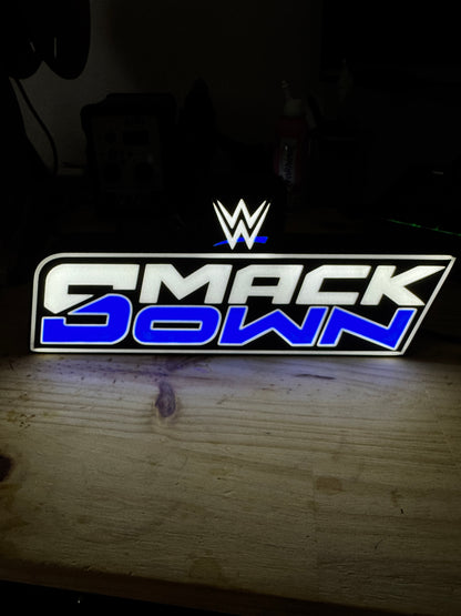 Lampe moderne SmackDown, parfaite pour fans de la WWE actuelle.