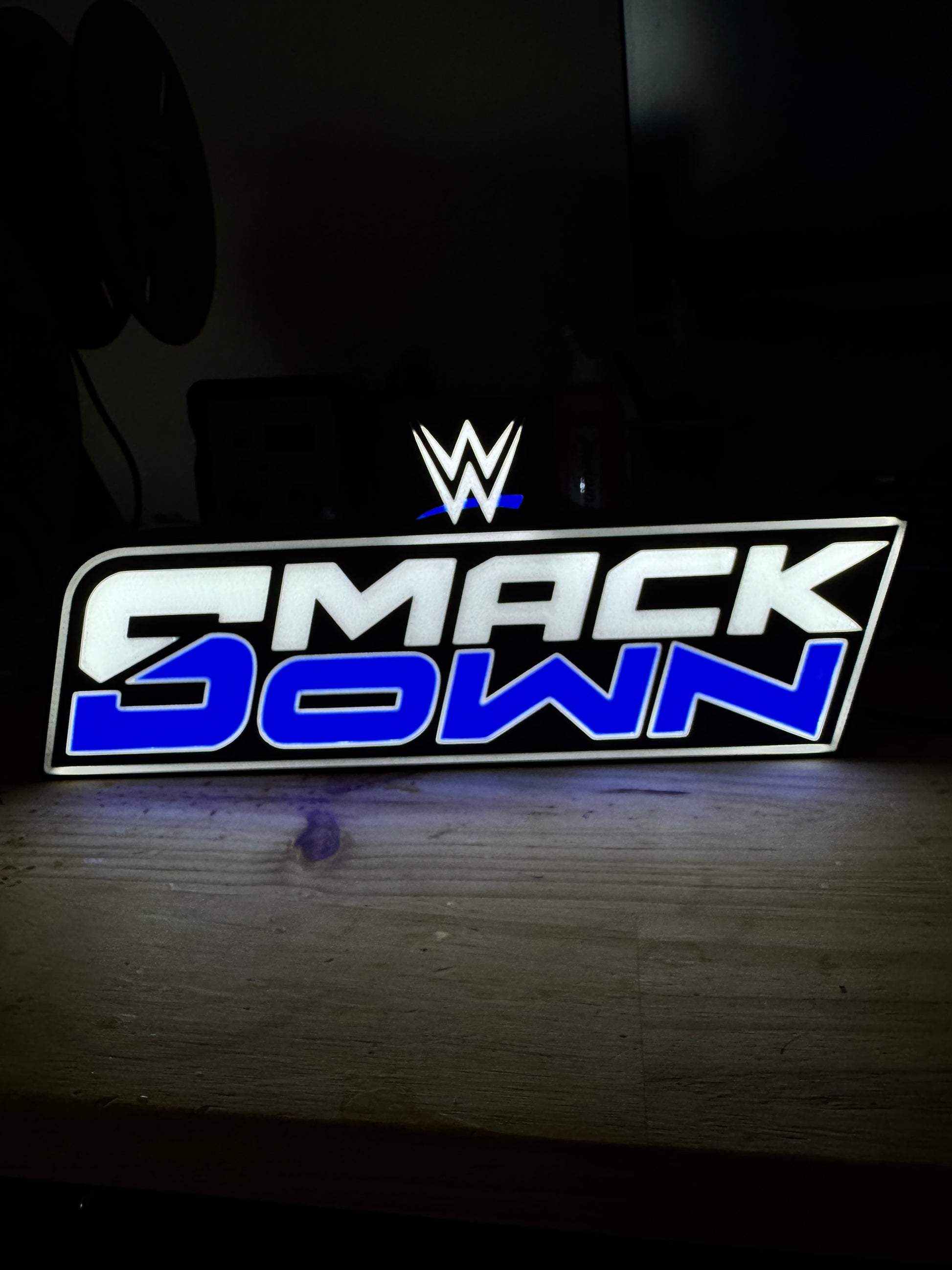 Lampe Lightbox 3D WWE SmackDown avec nouveau logo, LED USB, design noir, blanc et bleu.