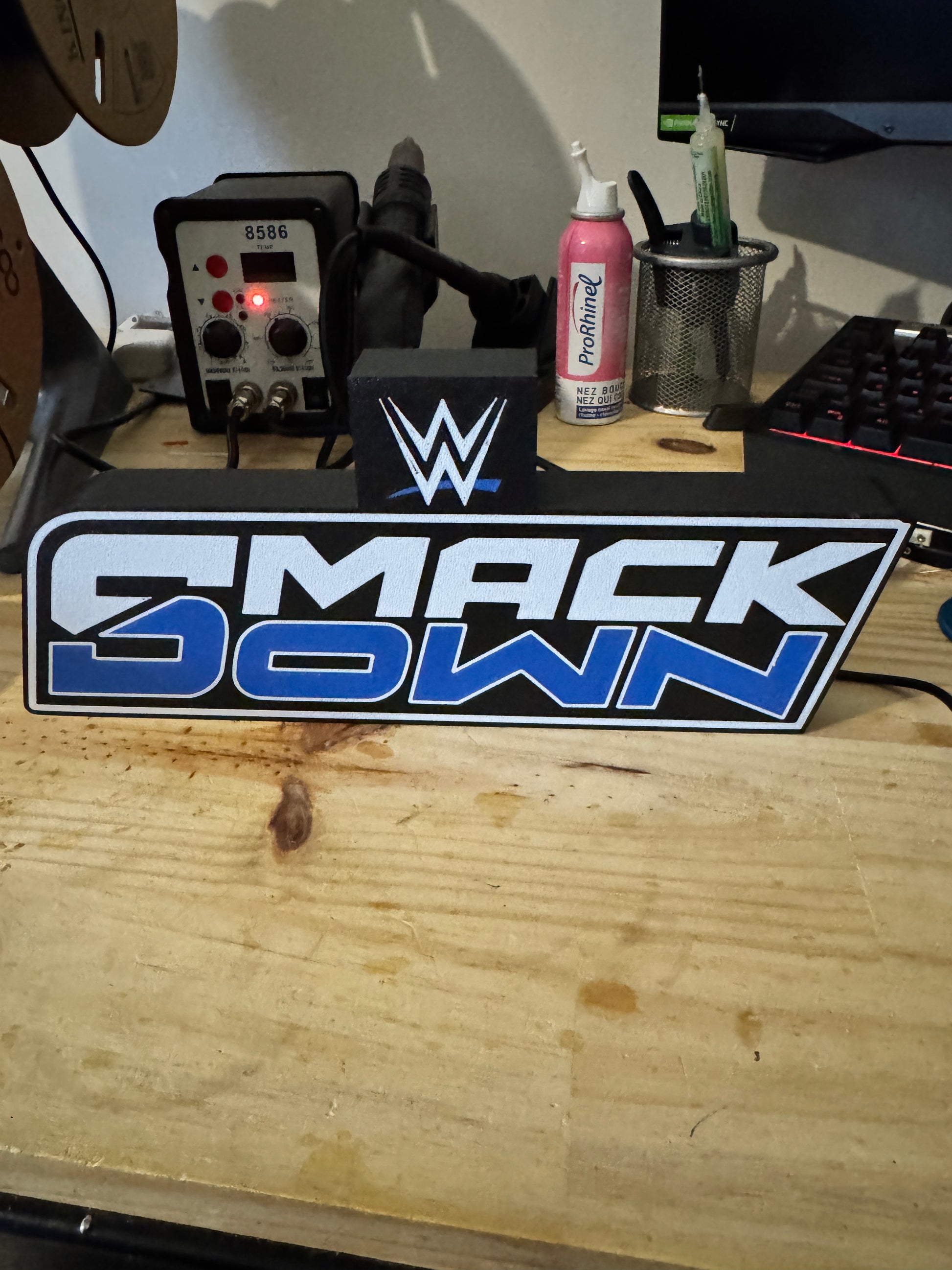 Éclairage LED décoratif inspiré de la WWE, design noir, blanc et bleu.