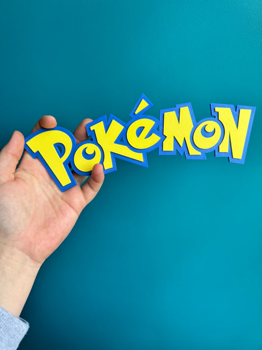 Plaque 3D Pokémon imprimée en jaune et bleu, 24 cm, design moderne.

