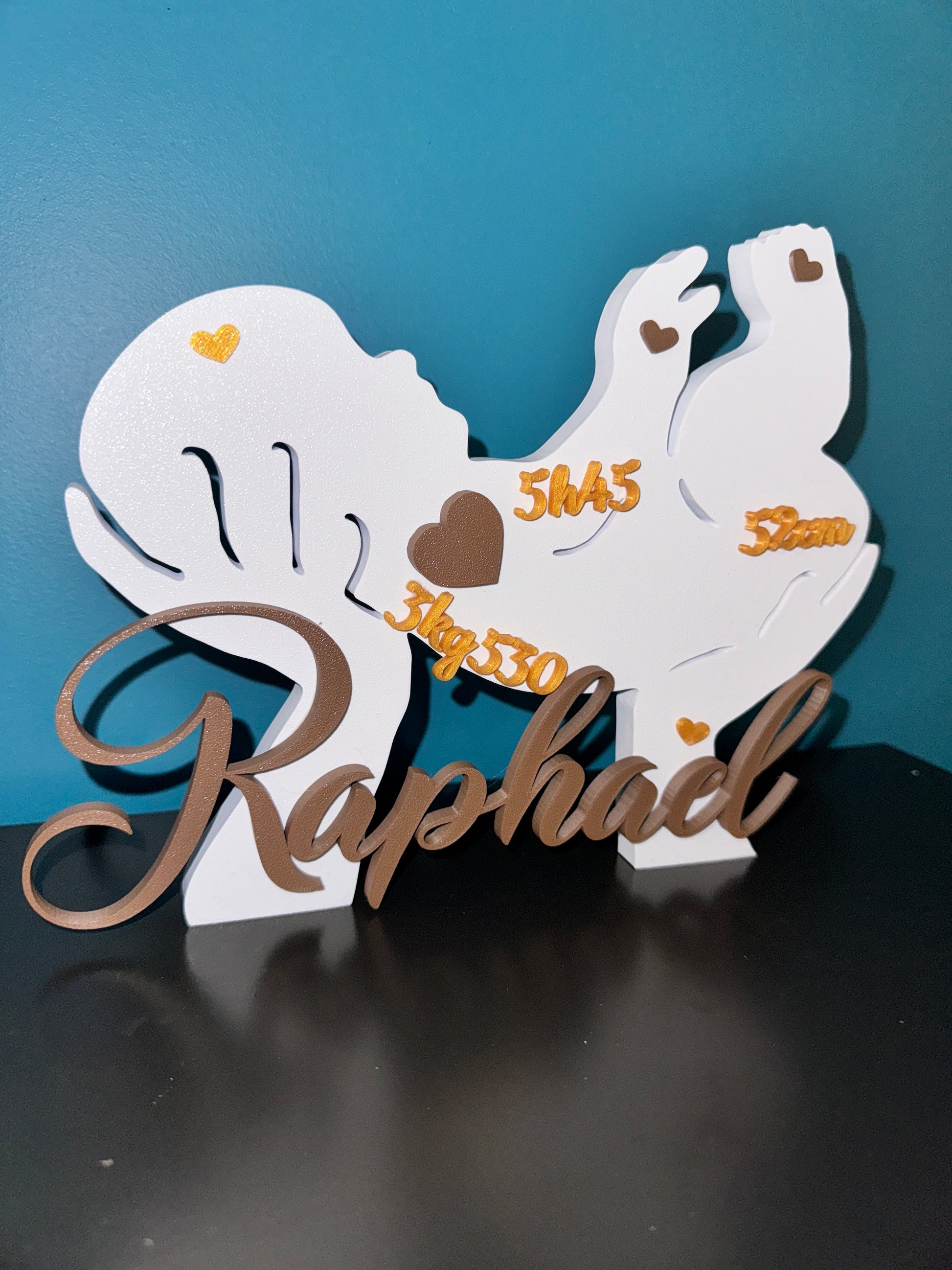 Bébé en main, souvenir unique de naissance personnalisé en couleurs au choix.

